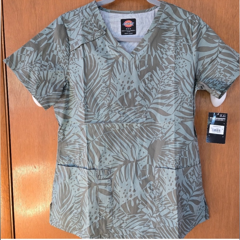 NWT Dickies Green Leaf Print Small V-neck Scrub Top ☘️think St Patrick’s Day ☘️